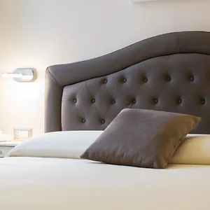 Royal Luxury 3*, Naples Italie